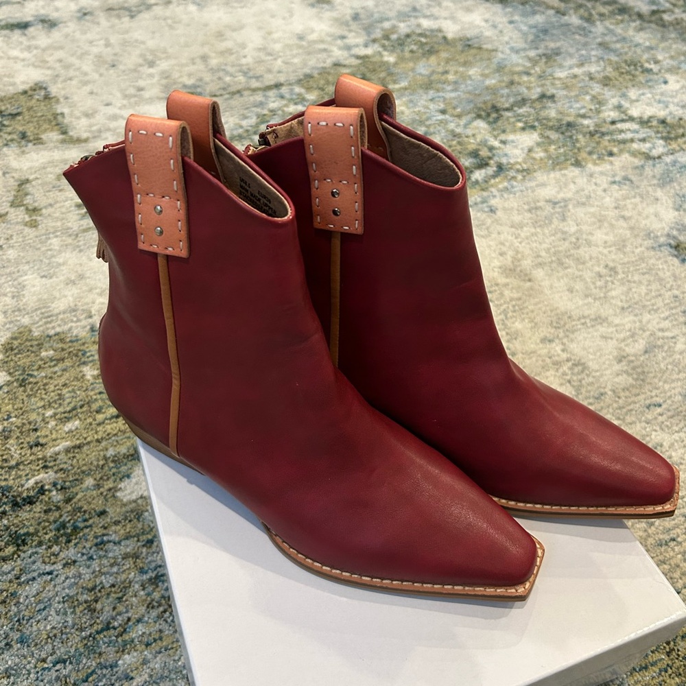 Red Ankle Boots with Minimalist Design and Rounded Toe